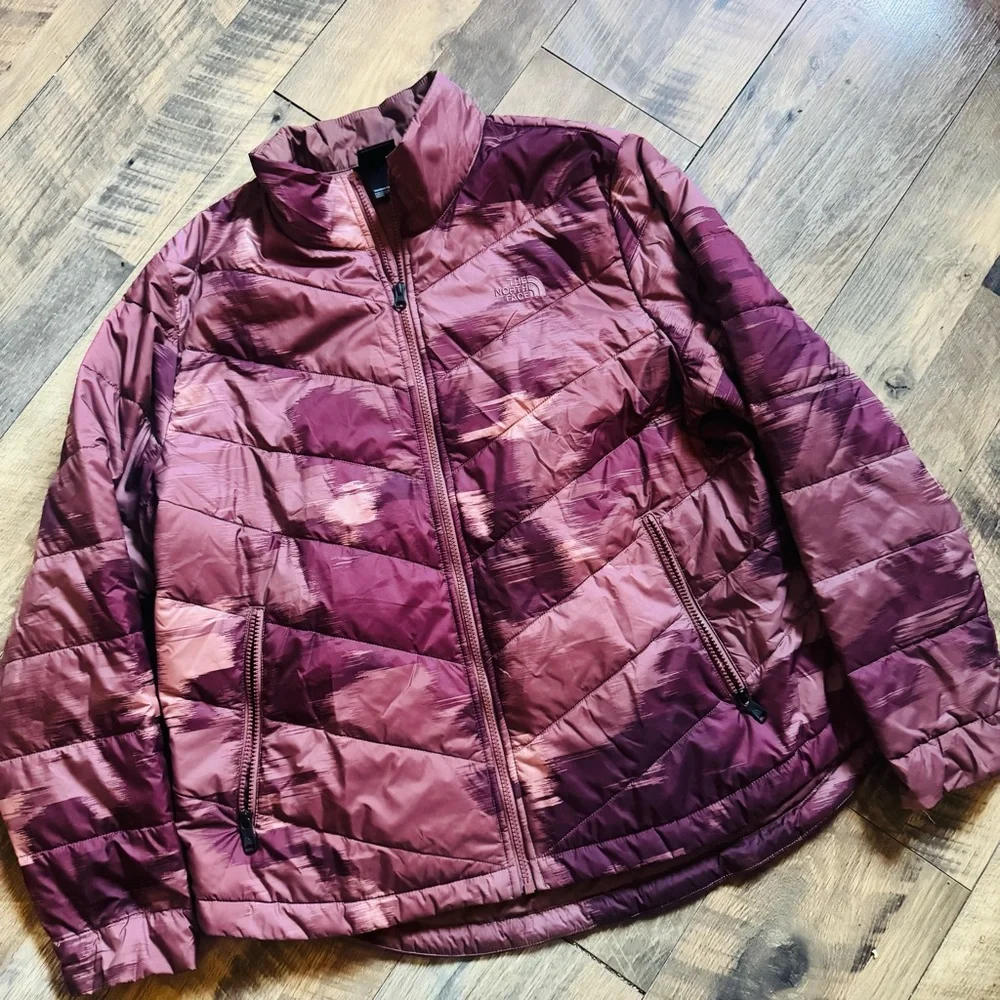 The North Face Women's Jacket in Beautiful Raisin Watercolor print - Picture 2 of 7